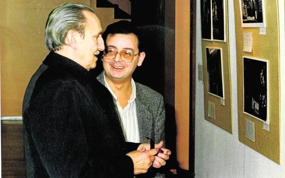 Antonio Buero Vallejo y el profesor Mariano de Paco conversan en la exposición sobre la obra teatral del dramaturgo que acogió Cajamurcia en el año 1987.
