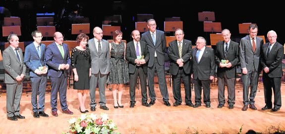 Los galardonados con los premios Hipócrates, ayer en el Auditorio, con el presidente Pedro Antonio Sánchez y la consejera Guillén.