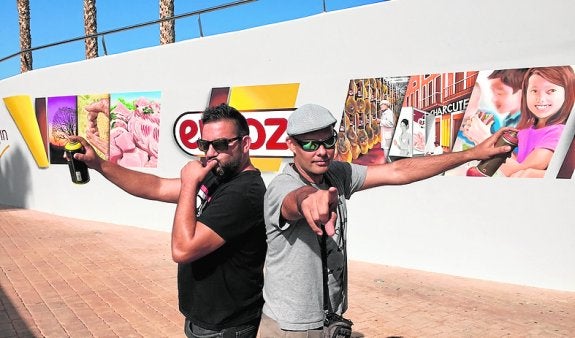 Juan José López e Isaac Garrido, ayer, ante el mural. 
