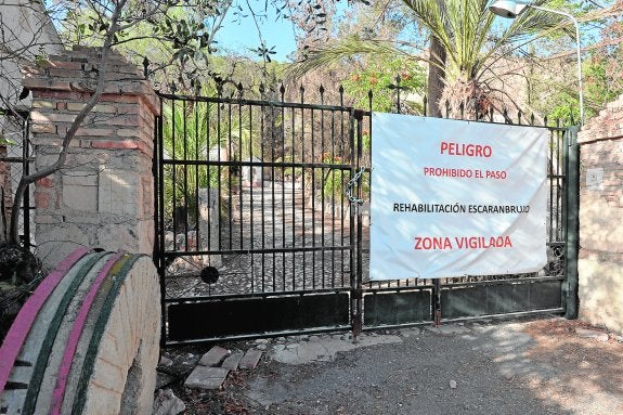 Cartel colocado por los propietarios en el acceso principal del recinto del Escarambrujo. 