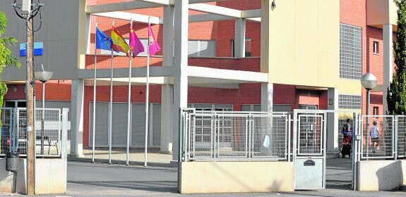 Dos alumnos entran en el Instituto Galileo de Pozo Estrecho, en una foto de ayer. 