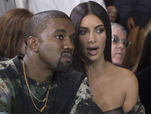 Kim Kardashian junto a su marido, Kanye West durante el desfile de Off-White en la Semana de la Moda de París. 