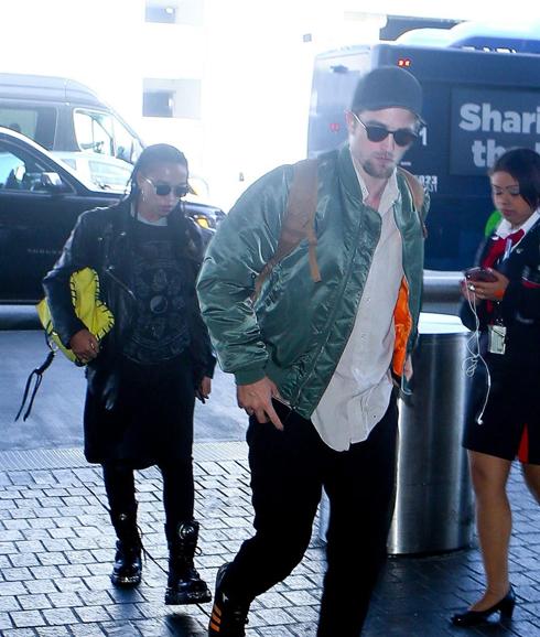 Robert Pattinson y FKA Twigs paseando en el aeropuerto