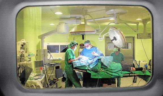 Un equipo de cirugía del Hospital Santa María del Rosell, durante una intervención, en una fotografía de archivo. 