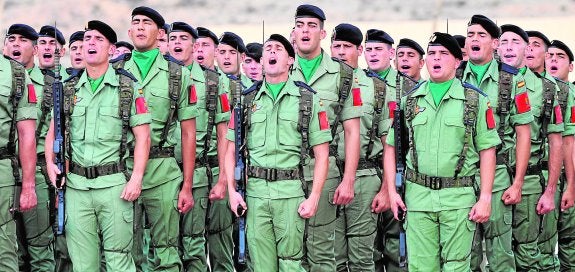 Los componentes del nuevo Regimiento Zaragoza número 5, de la Bripac, en la presentación realizada ayer en el acuartelamiento de Javalí Nuevo. 