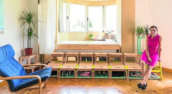 Ana Mombiedro acondicionó un dormitorio y un estudio en un rincón del salón a su vuelta al hogar familiar tras su estancia en Finlandia y EE UU. 