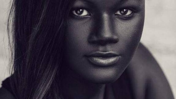 Una modelo senegalesa causa furor en la red por su piel extremadamente negra  | La Verdad