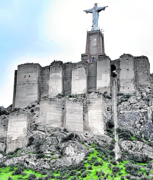 Vista de la fortificación de Monteagudo, con el carril que se construyó para subir en vagoneta la imagen del Sagrado Corazón.