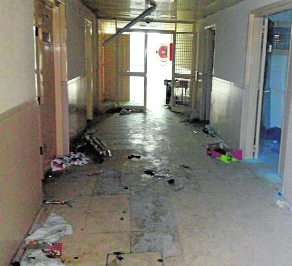 Suciedad y destrozos en uno de los pasillos por los que huyeron los inmigrantes.