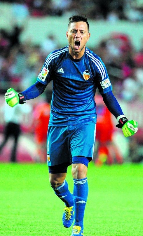 Diego Alves celebra una de sus paradas con el Valencia. Es el portero que más penaltis ha parado en la historia de la Liga. :: cristina quicler/afp
