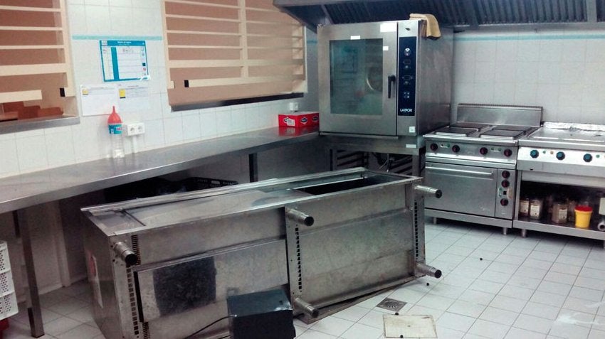 Daños en la cocina del centro de extranjeros de Sangonera la Verde, tras el motín del pasado miércoles. 