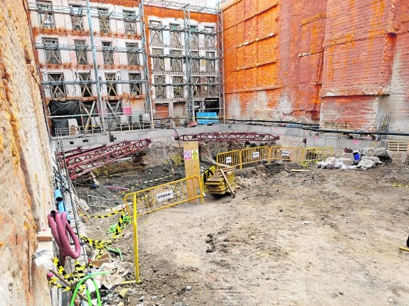 Solar de la Casa LLagostera. Al fondo, parte trasera, apuntalada, de la fachada modernista protegida que es obligatorio conservar.
