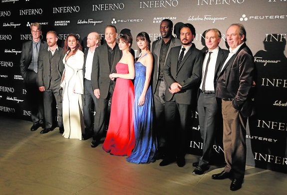 El plantel de 'Inferno', con Tom Hanks (centro) y Dan Brown (segundo por la derecha).