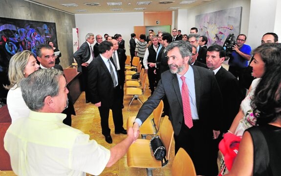 Lesmes, ayer, saludando a jueces y magistrados durante el encuentro en Murcia. 