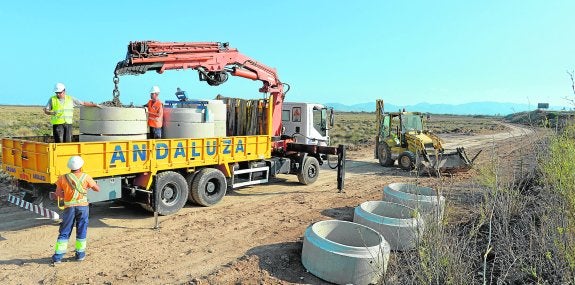 Unos trabajadores descargaban ayer las piezas que se utilizarán para el nuevo tramo del salmueroducto, junto al Mar Menor. 