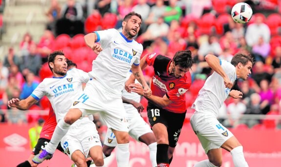 Morillas, Sergio Mora y Hugo Álvarez, del UCAM, pugnan por el balón con Lekic, del Mallorca, en el partido de ayer.