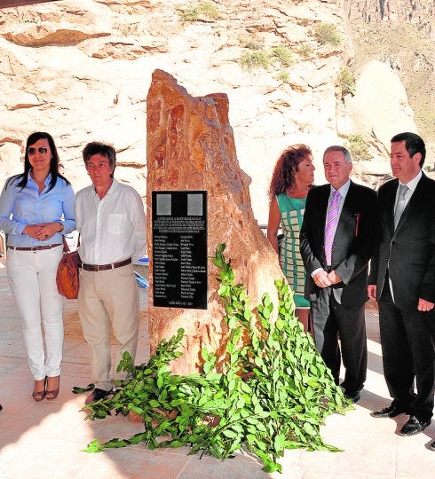 El alcalde (2d), en la inauguración del monolito en 2013. 