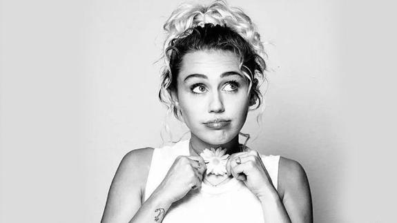 Miley Cyrus revela que su primera relación fue con una mujer