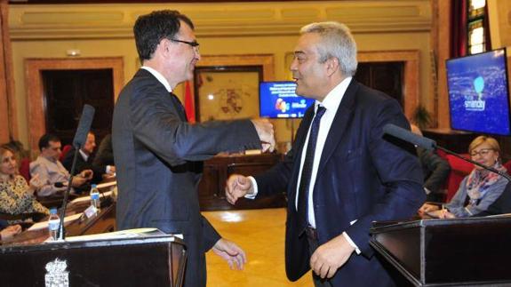 José Ballesta y Víctor Calvo-Sotelo firman el convenio. 