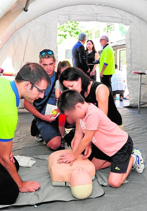 Un niño practica la maniobra de resucitación.