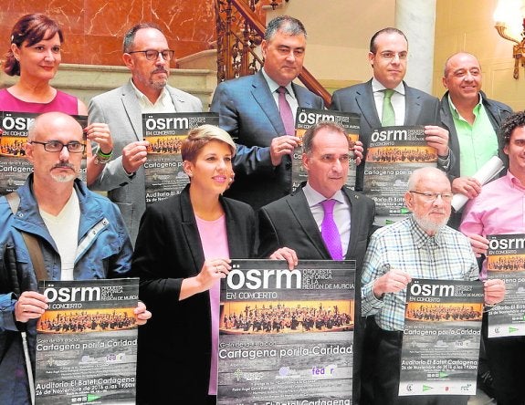 La consejera Noelia Arroyo junto a miembros de la asociación. 