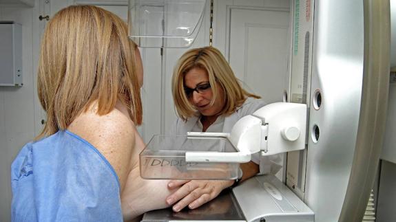Una mujer se somete a una mamografía en un centro de salud de Elche (Alicante).
