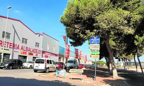 Acceso al polígono industrial de Los Urreas por la carretera de Sucina, frente al cementerio.