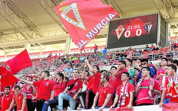 Aspecto del fondo sur de la Nueva Condomina en el Murcia-San Fernando.