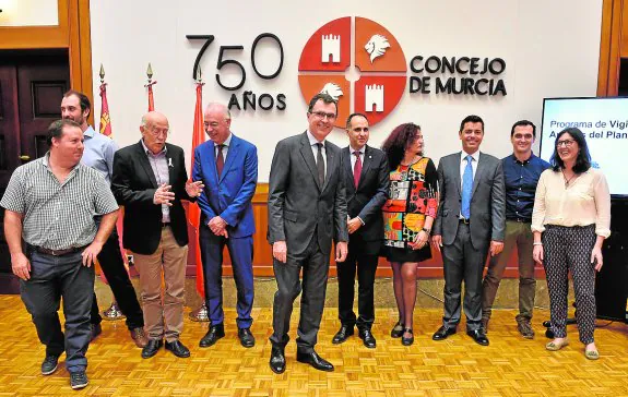 Ballesta y el rector Díaz con el socialista Gras y el equipo de investigadores de la UPCT.