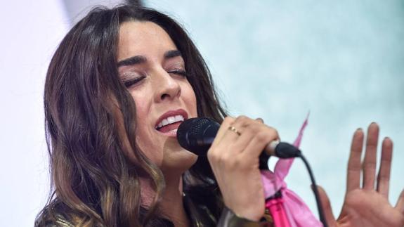 Ruth Lorenzo durante su actuación en la sede de la AECC en Murcia. 