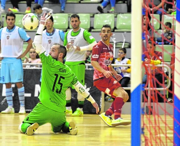 Momento en el que Álex eleva el balón sobre Yeray en el gol más bonito de la noche.