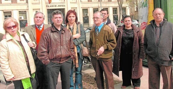 Los padres de los tres novilleros, ante el Palacio de Justicia, en una imagen de 2006.