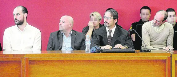 Los tres principales acusados, Juan Cuenca, Constatín Stan y Valentín Ion, junto al abogado Melecio Castaño (segundo por la derecha).