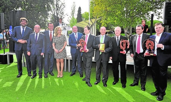 Los premiados, ayer, con Juan Hernández, José Ballesta, Soledad Díaz, Pedro Antonio Sánchez y José María Albarracín, durante la gala de Hostemur.