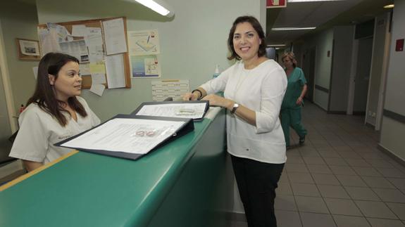 Guillén conversa con una enfermera en un control de una planta del Rosell.