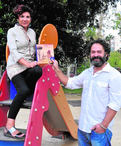 Marisa López Soria y Alejandro Galindo, en el Jardín de la Pólvora con el libro.