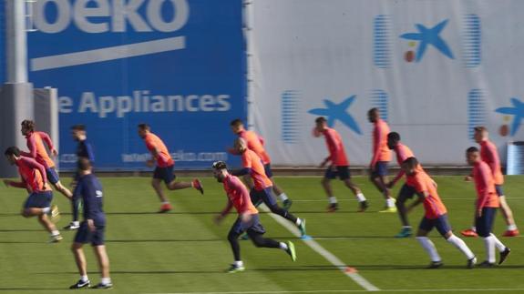 Los jugadores del Barça durante su entrenamiento de hoy día 28