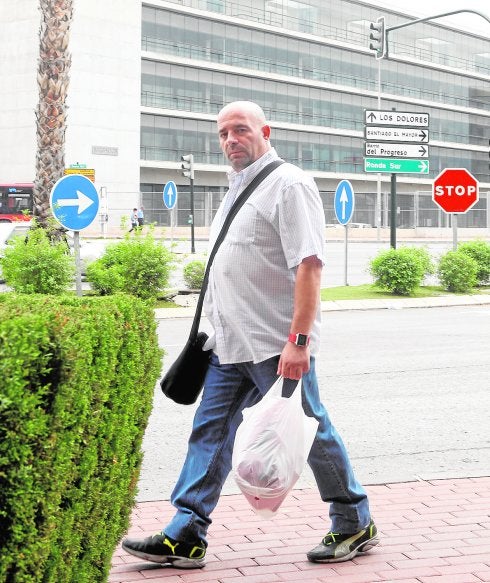 Constantín Stan, ayer, pasando por delante de la Ciudad de la Justicia de Murcia.