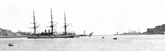 La fragata argentina 'Presidente Sarmiento' maniobra en la dársena de Cartagena.