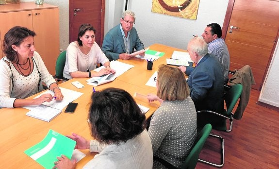 La consejera Guillén y Manuel Molina Boix con las presidentas del Colegio de Médicos y del Colegio de Farmacéuticos, así como con el presidente de los veterinarios, entre otros asistentes.