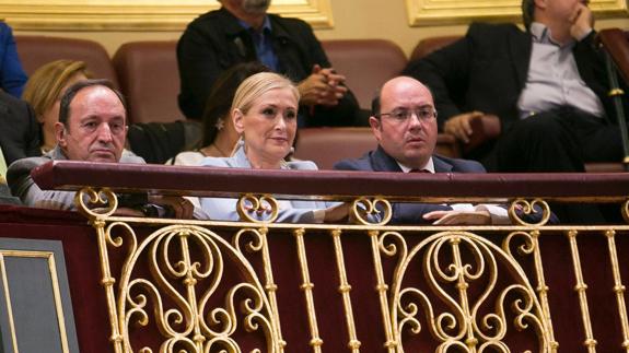 Pedro Antonio Sánchez junto a la presidenta de la Comunidad de Madrid, Cristina Cifuentes, siguiendo la sesión de investidura.