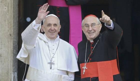 El Papa Francisco y Agostino Vallini. 