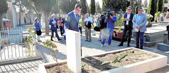 El alcalde, José Ballesta, visitó ayer la tumba de Ramón Gaya, de una simpleza extraordinaria, con un rosal y un gladiolo. :: 