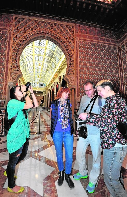 Turistas rusos, ayer, en el Casino de Murcia.
