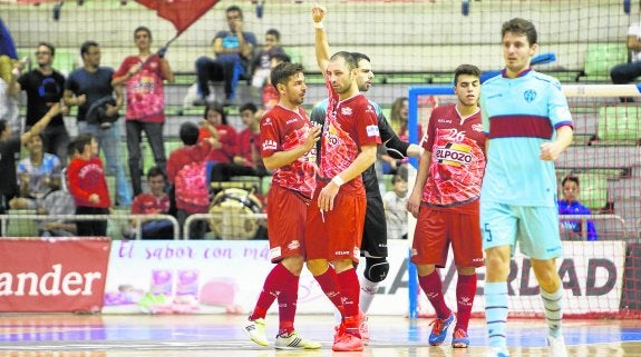 Cardinal celebra un gol marcado con ElPozo ante el Levante. :: elpozo

