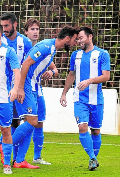 Molo felicita a Urko Arroyo, a la derecha, por su gol; en la foto pequeña, Juan Ignacio Martínez, nuevo asesor deportivo del Lorca FC. 