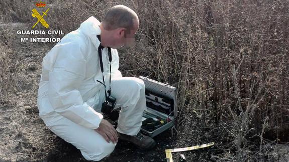 Un experto examina la zona del incendio para recabar información. 