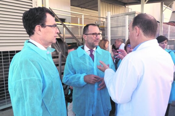 El embajador estadounidense, James Costos (c), junto con el alcalde de Murcia, José Ballesta (i), visitó hace ahora un año las instalaciones de Conservas El Raal, empresa tomada como referencia en España para la negociación del tratado de libre comercio con EE UU.