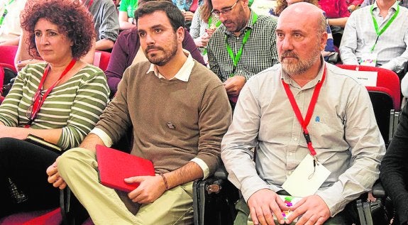 Candi Marín, Alberto Garzón y José Luis Álvarez, ayer, en Murcia.