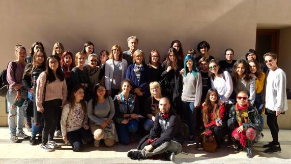 Pedro Cano junto a alumnos de Bellas Artes en la presentación del aniversario. 